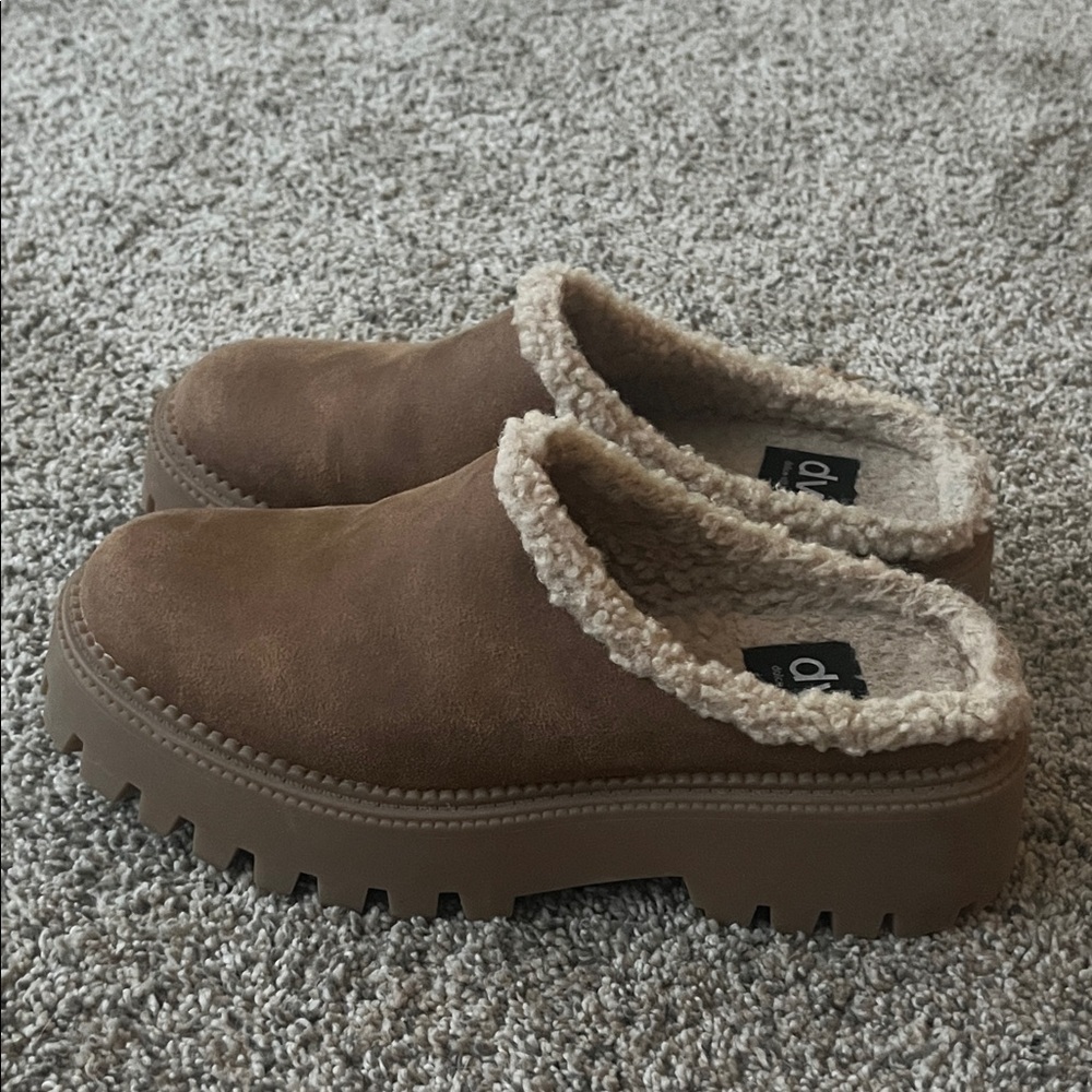 DV by Dolce Vita Women’s Tan Suede Slip-On Clogs, size 6 - Picture 2 of 5